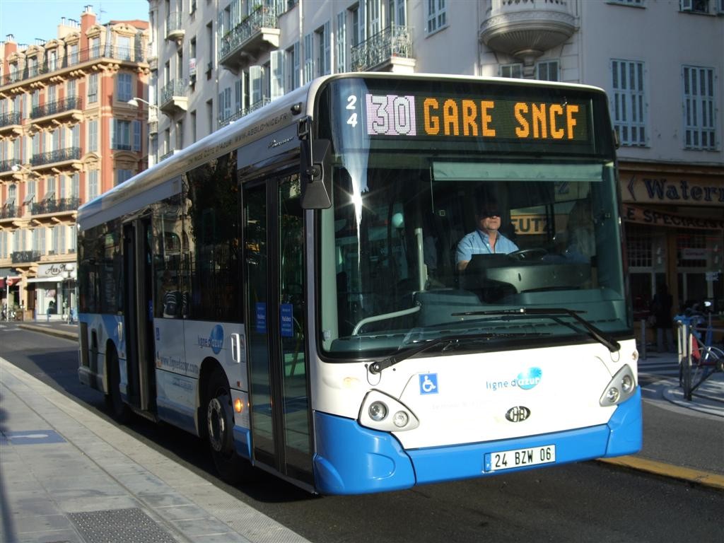 Heuliez_GX_127_sur_le_réseau_Ligne_d'azur