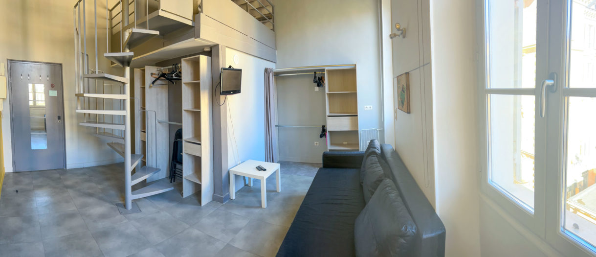 Entrée et escalier accès chambre mezzanine