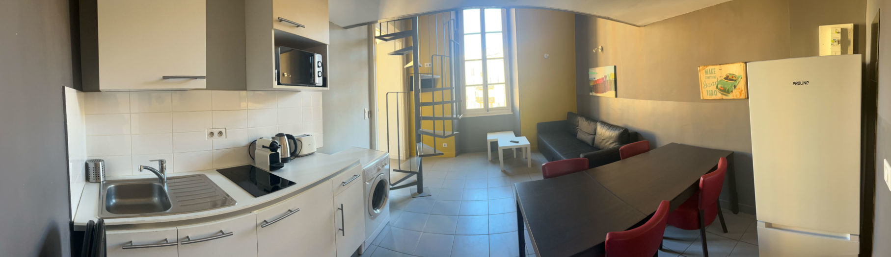 Vision panoramique partie jour, cuisine, coin repas et canapé