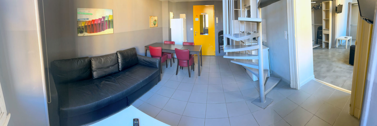 Panoramique salon et coin repas accès vers chambre