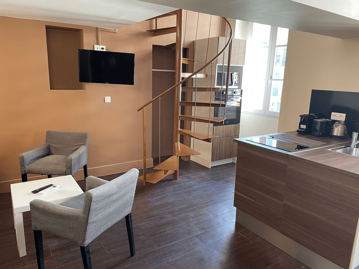 Loft 2 - Cuisine avec four - Coin salon - Escalier accés chambre